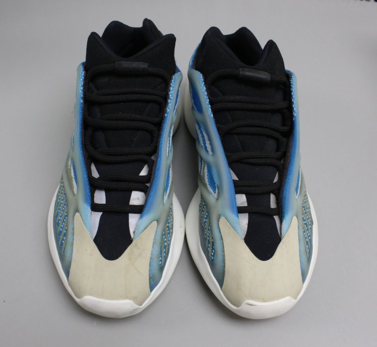 Yeezy 700 V3 Arzareth Size 8 5