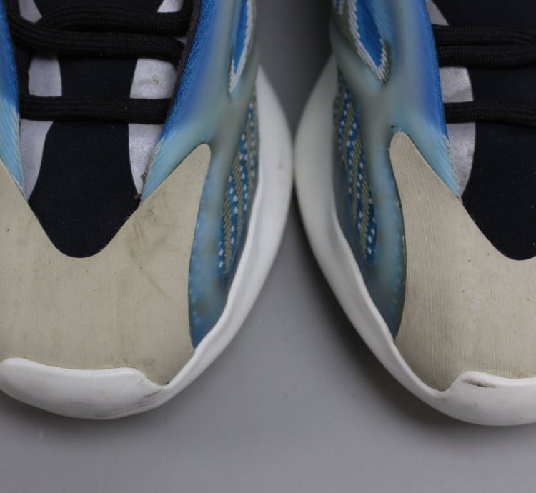 Yeezy 700 V3 Arzareth Size 8 5