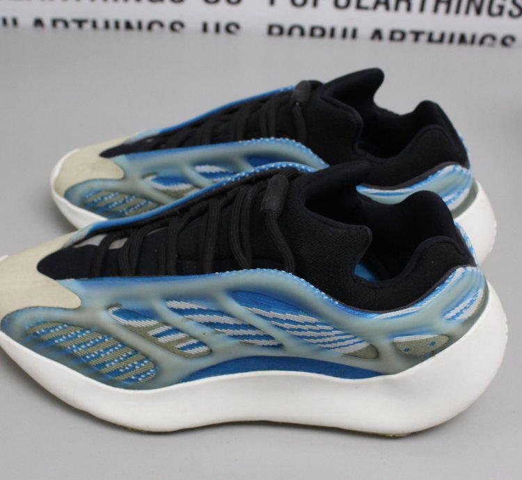 Yeezy 700 V3 Arzareth Size 8 5