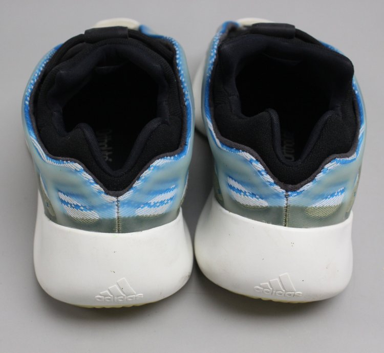 Yeezy 700 V3 Arzareth Size 8 5