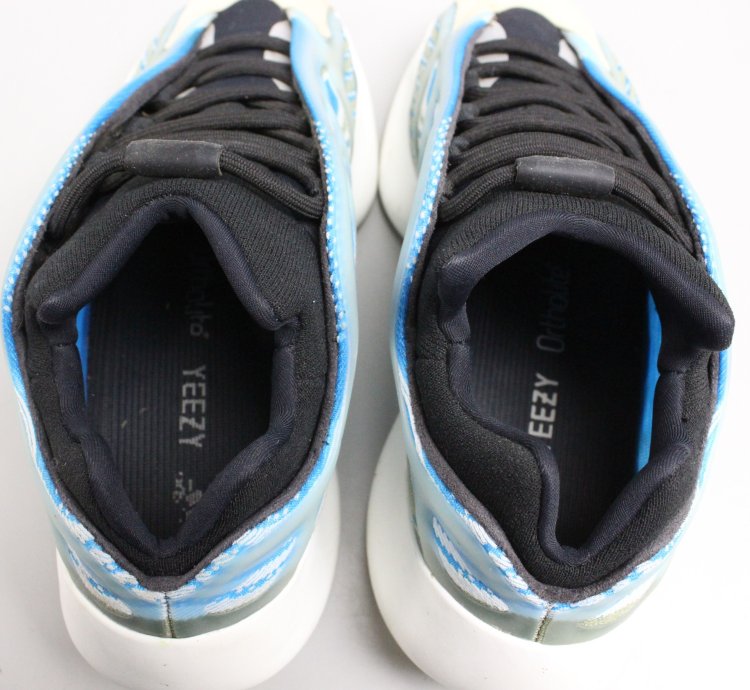 Yeezy 700 V3 Arzareth Size 8 5
