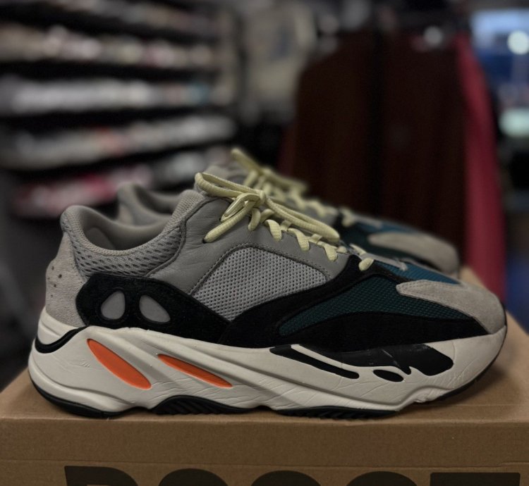 Yeezy 700 Wave Runner Size 11 Pre Owned Box