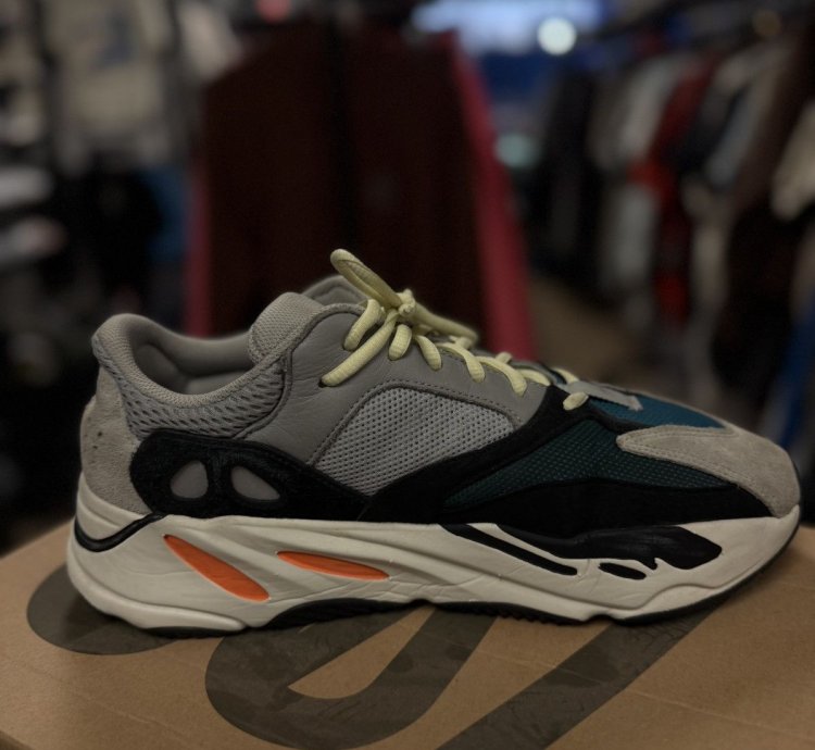 Yeezy 700 Wave Runner Size 11 Pre Owned Box