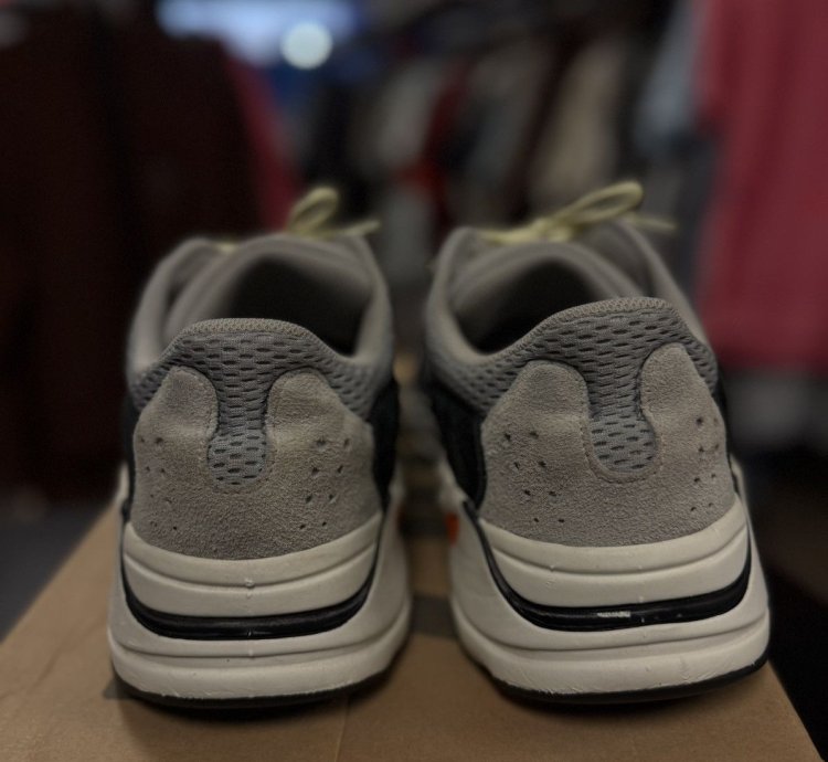 Yeezy 700 Wave Runner Size 11 Pre Owned Box