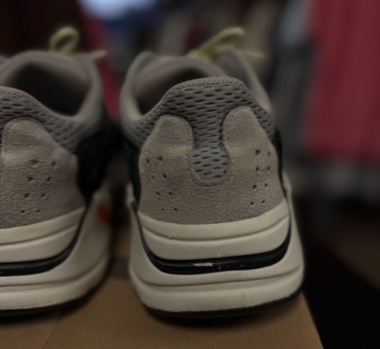 Yeezy 700 Wave Runner Size 11 Pre Owned Box