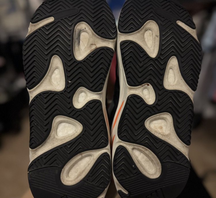 Yeezy 700 Wave Runner Size 11 Pre Owned Box