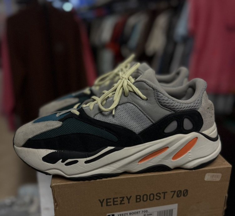 Yeezy 700 Wave Runner Size 11 Pre Owned Box