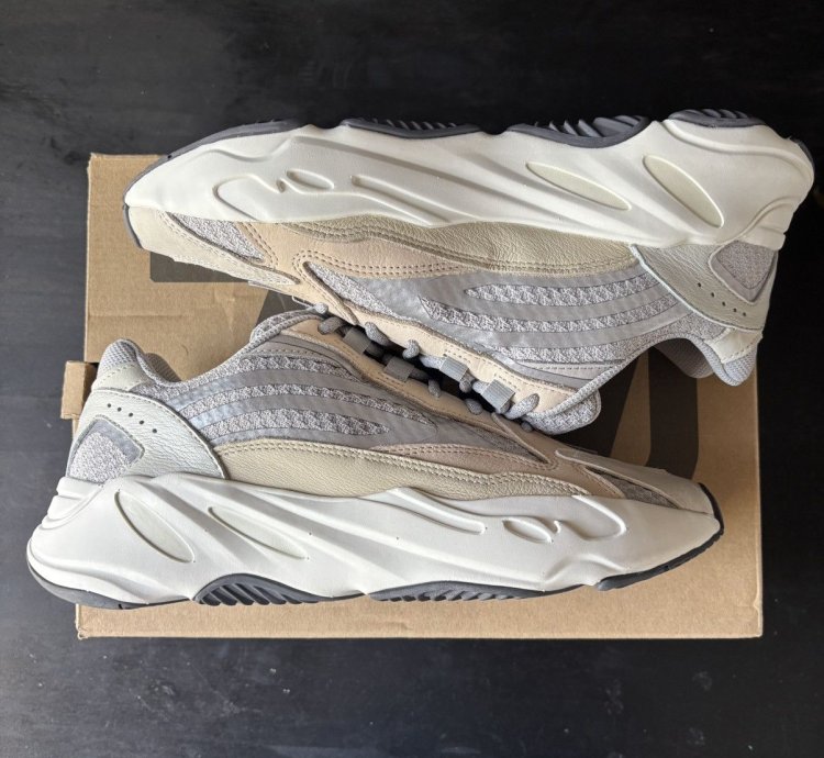 Yeezy 700v2 Cream
