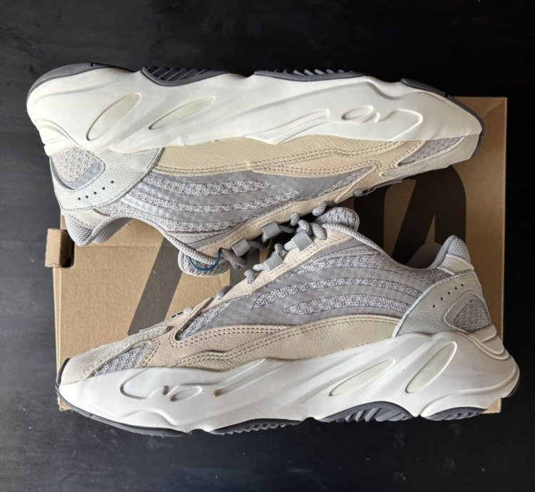 Yeezy 700v2 Cream