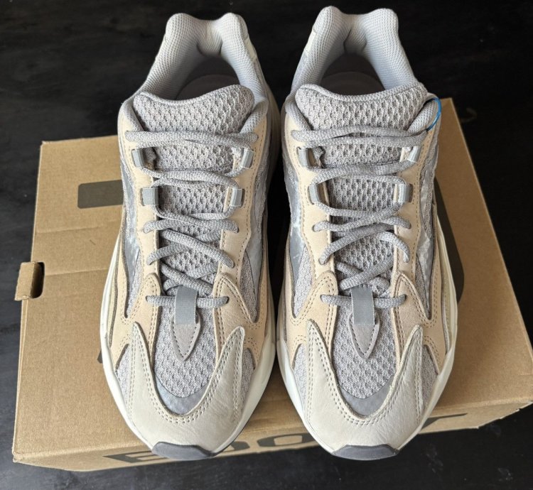 Yeezy 700v2 Cream