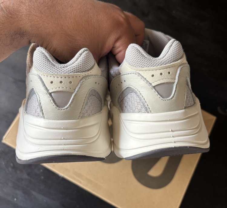 Yeezy 700v2 Cream