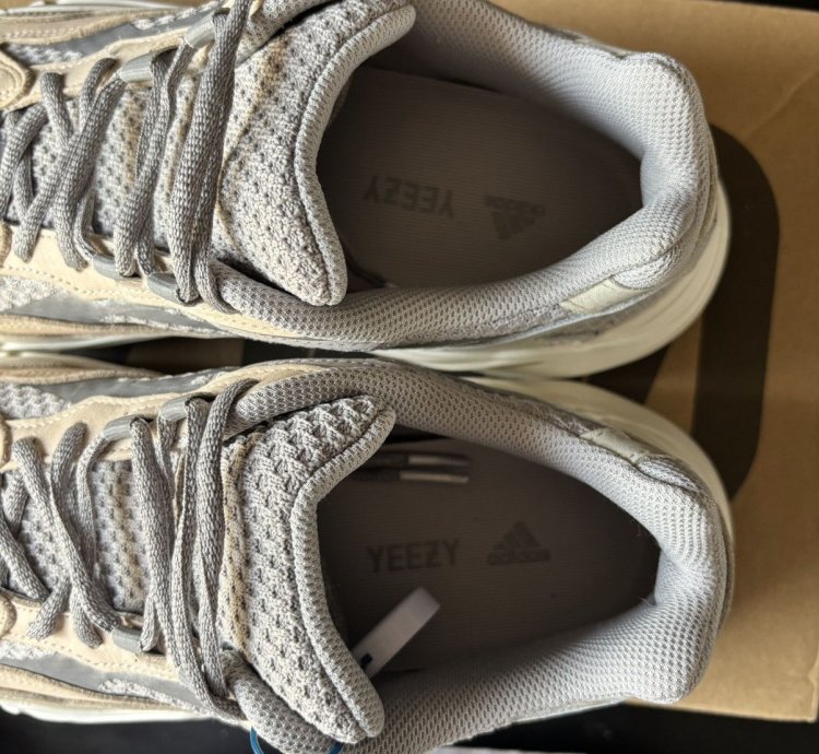 Yeezy 700v2 Cream