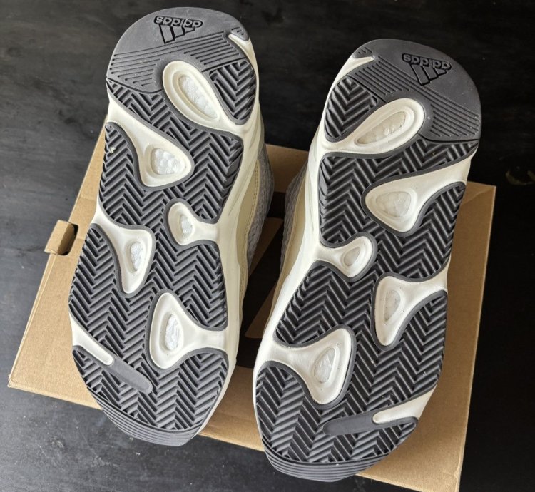 Yeezy 700v2 Cream