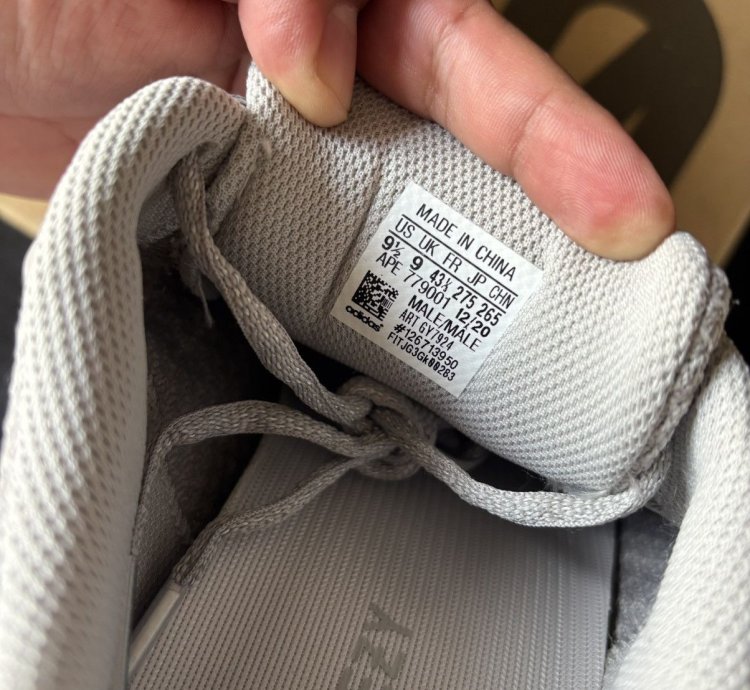 Yeezy 700v2 Cream