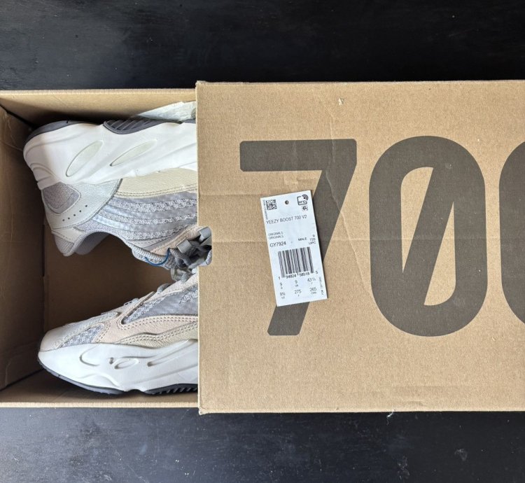 Yeezy 700v2 Cream