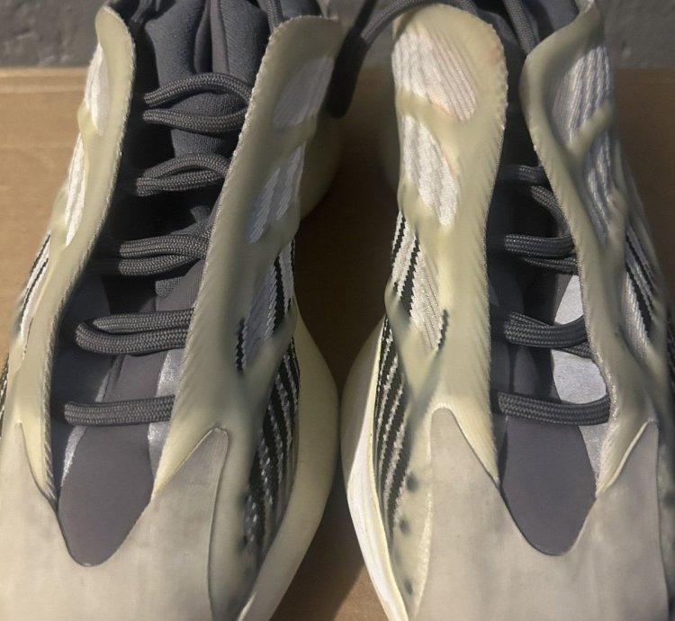 Yeezy 700v3