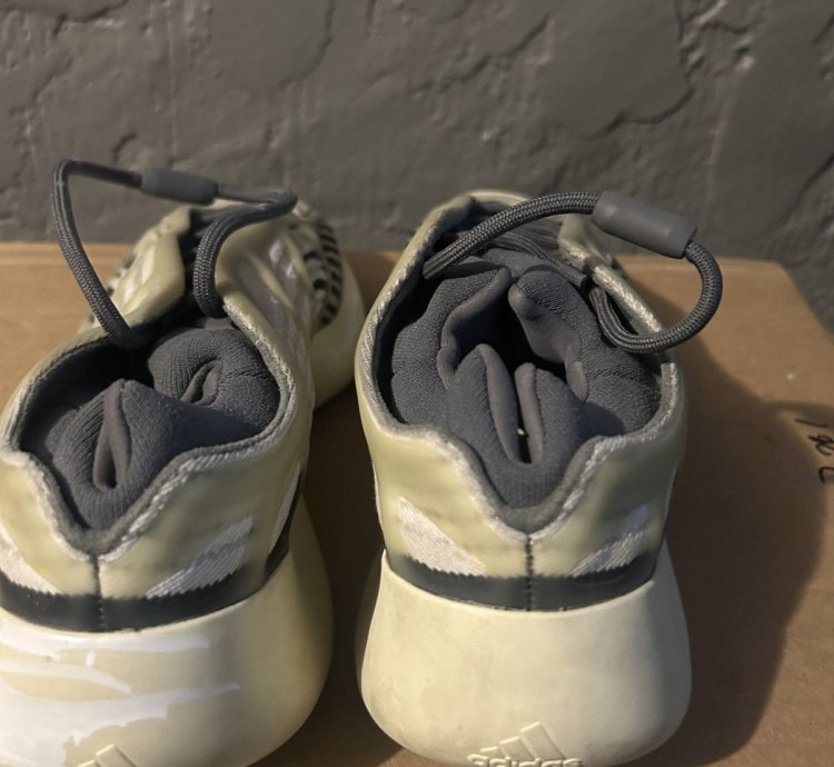 Yeezy 700v3
