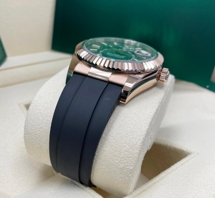 Rolex Sky-dweller Unworn Sky Dweller 326235 Rose Gold 42mm Chocolate Dial Oysterflex Rubber