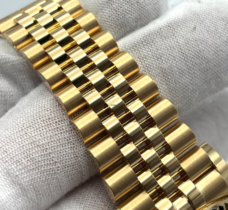 Rolex Sky-dweller White Dial Yellow Gold Jubilee Bracelet 336938 Unworn 2025