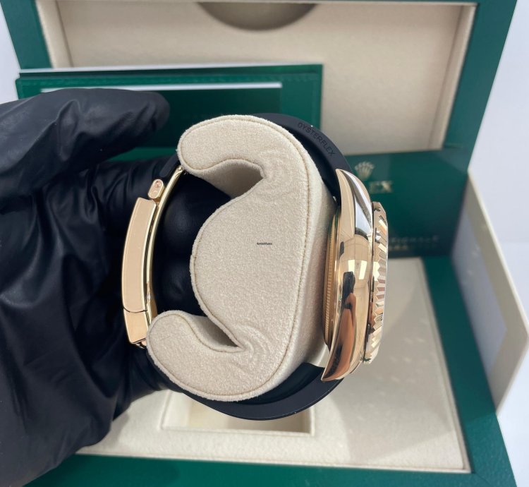 Rolex Sky-dweller Yellow Gold 42mm White Dial Oysterflex 326238