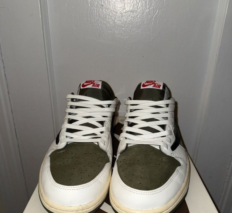 Medium Olive Travis Scott 1s