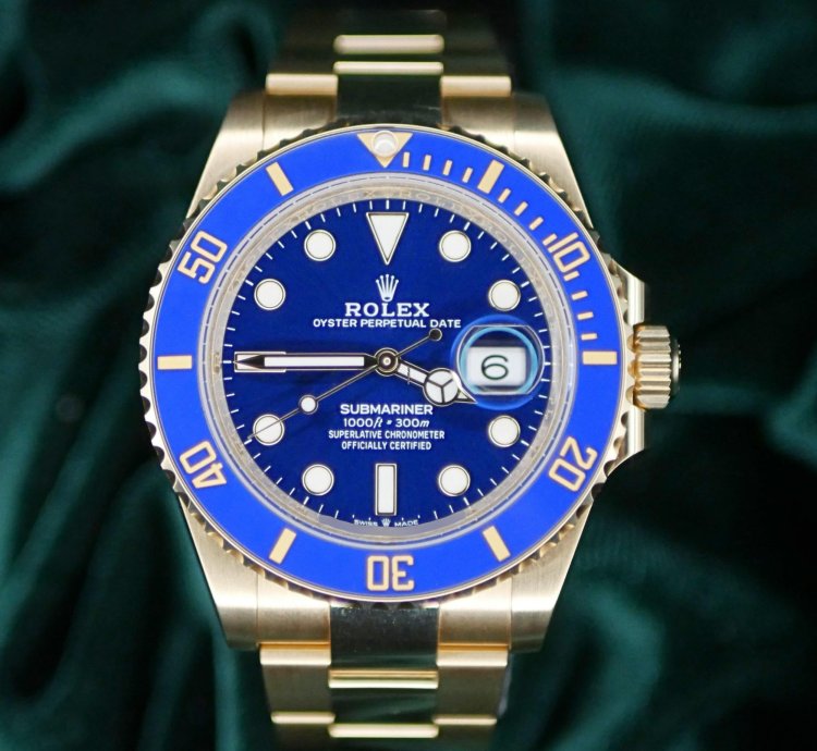 Rolex Submariner Date Mint Complete Set Submariner Date Bluesy 41mm Blue Dial 18k Yellow Gold 126618lb