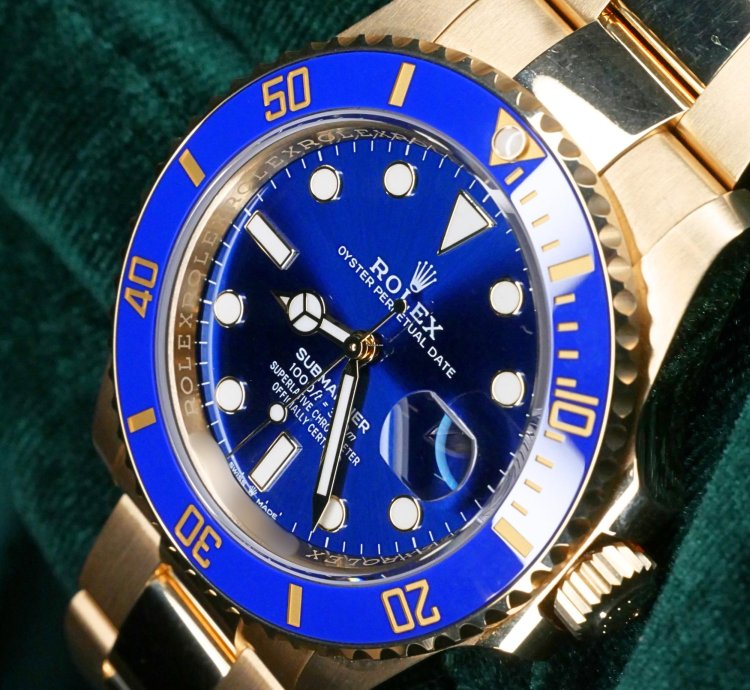 Rolex Submariner Date Mint Complete Set Submariner Date Bluesy 41mm Blue Dial 18k Yellow Gold 126618lb