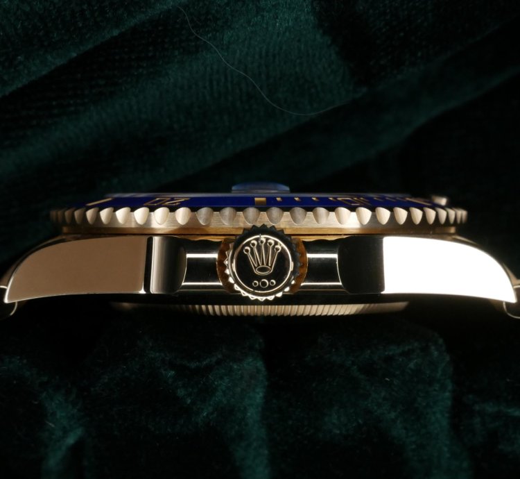 Rolex Submariner Date Mint Complete Set Submariner Date Bluesy 41mm Blue Dial 18k Yellow Gold 126618lb