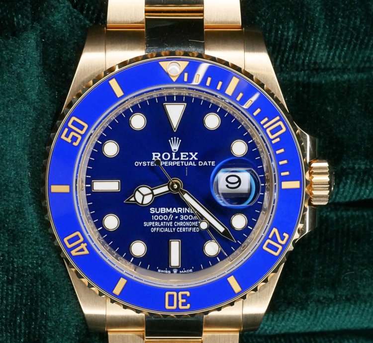 Rolex Submariner Date Mint Complete Set Submariner Date Bluesy 41mm Blue Dial 18k Yellow Gold 126618lb