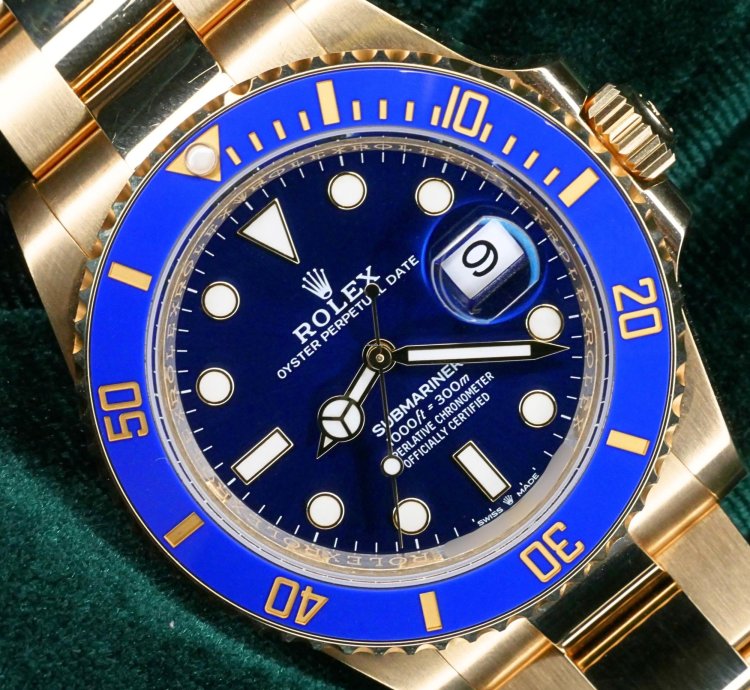Rolex Submariner Date Mint Complete Set Submariner Date Bluesy 41mm Blue Dial 18k Yellow Gold 126618lb