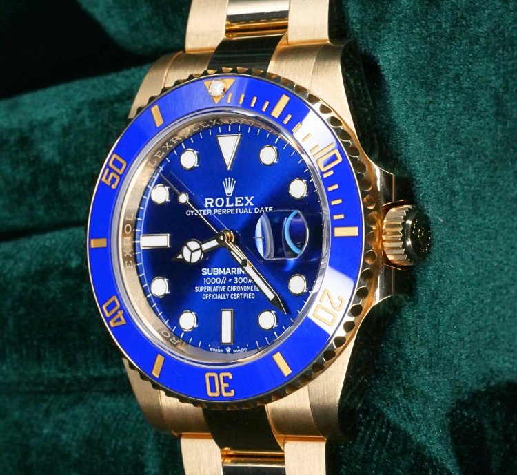 Rolex Submariner Date Mint Complete Set Submariner Date Bluesy 41mm Blue Dial 18k Yellow Gold 126618lb