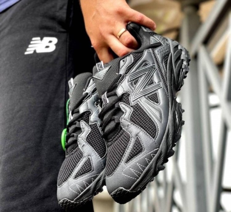 New Balance 610 Black Running Shoes
