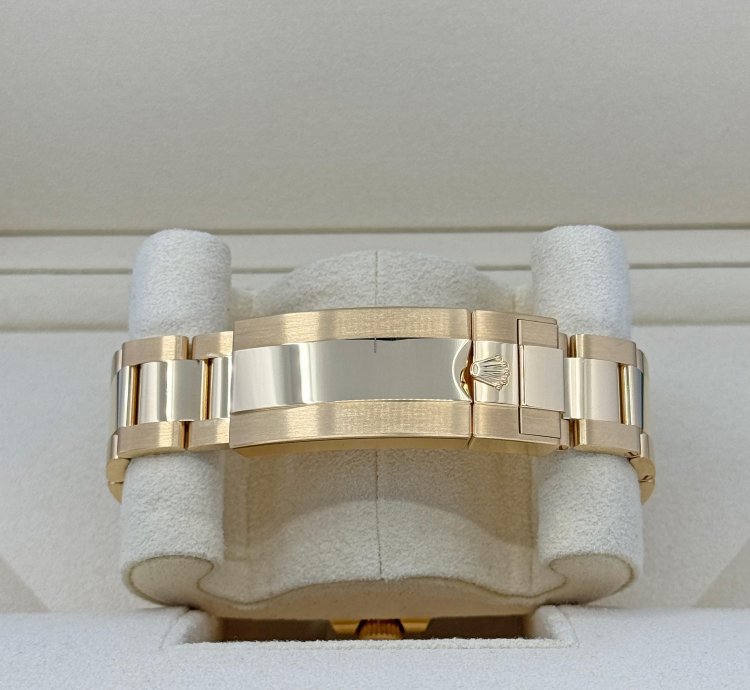 Rolex Submariner Date Unworn 2024 18k Yellow Gold Blue Dial 126618lb Complete