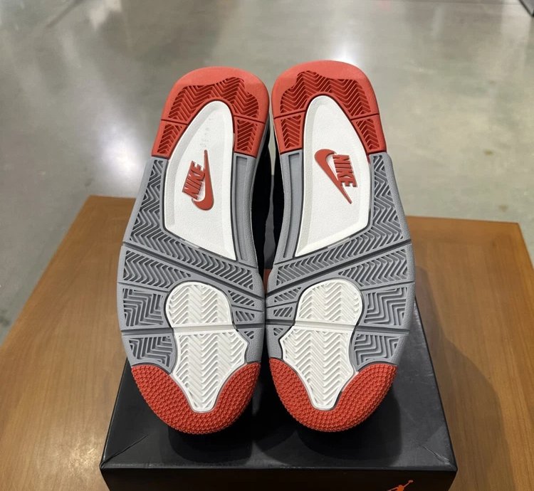 Air Jordan 4 Retro Bred