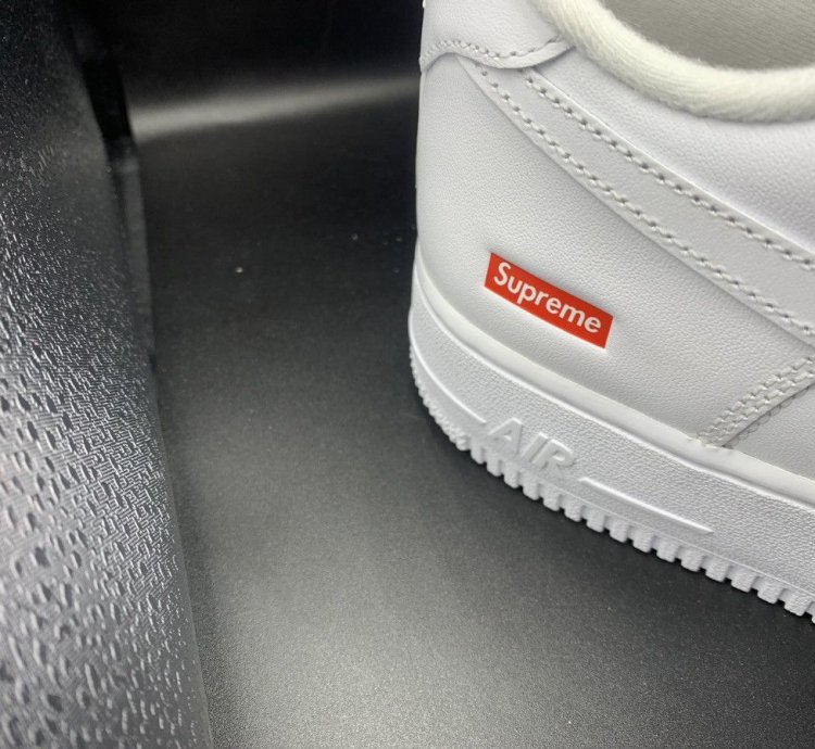 Supreme Nike Air Force 1 Low - Size 12