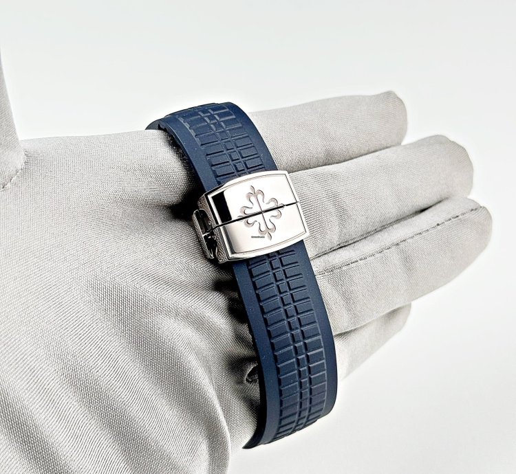 Patek Philippe Aquanaut 5168g-001 White Gold Blue Dial 2021
