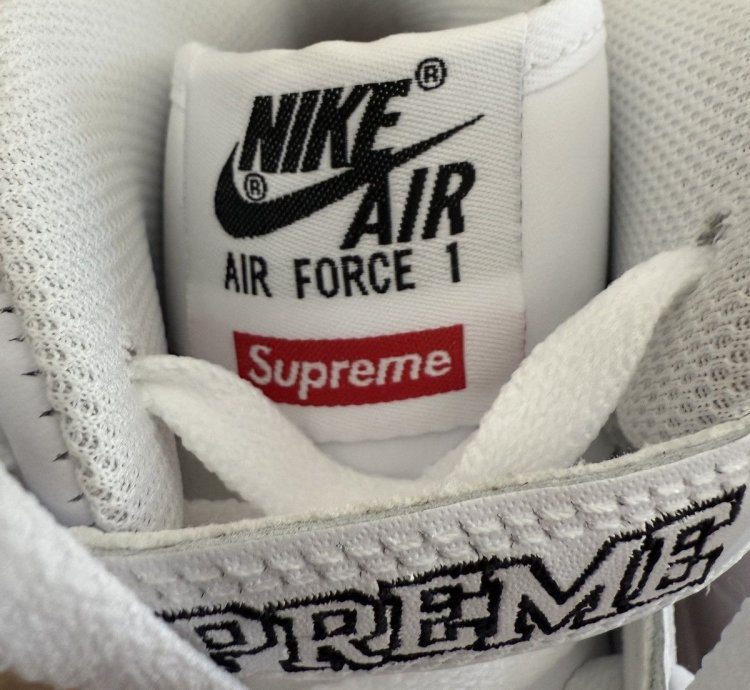 Supreme Nike Air Force 1 Mid 07 rare Never Worn