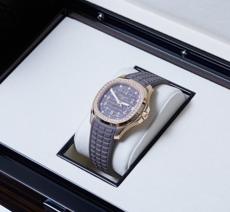 Patek Philippe Aquanaut 5268 200r-010 - Rose Gold - Taupe - Box Papers - 24-month Warranty - 2023