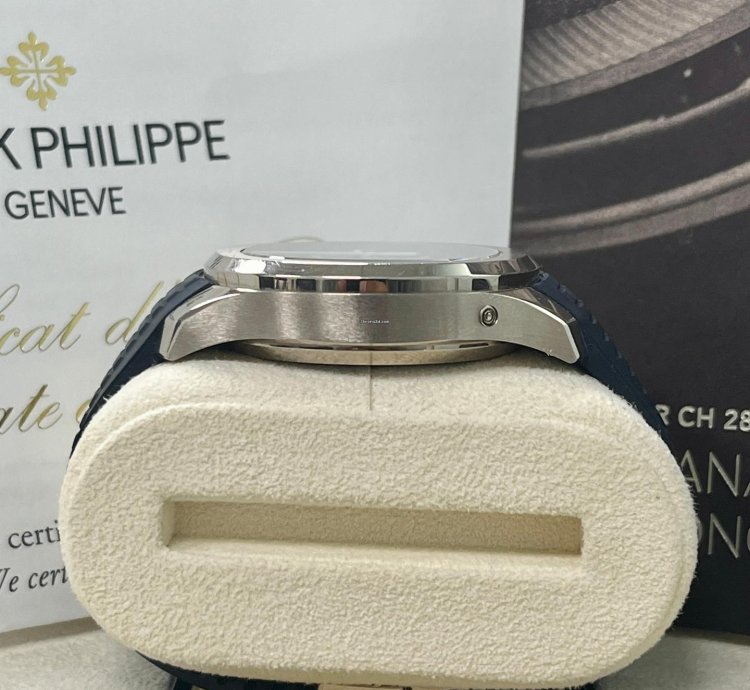 Patek Philippe Aquanaut 5968g Aquanaut Blue Dial 2021 - Excellent Condition