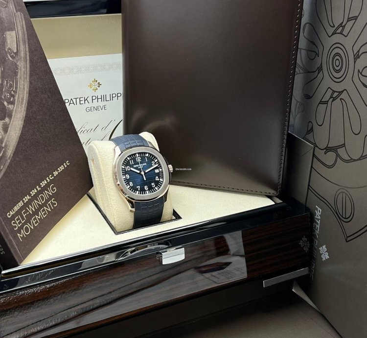 Patek Philippe Aquanaut Blue Full Set Italian Warranty