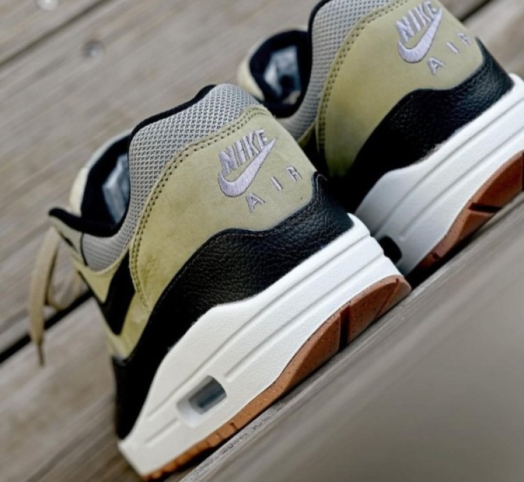 Nik E Air Max 1 Dark Stucco Running Shoes