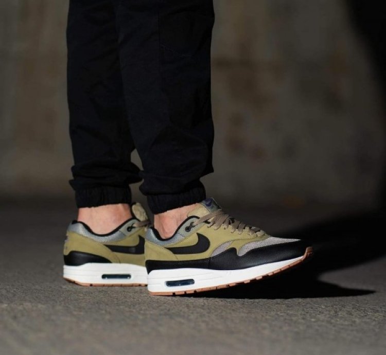 Nik E Air Max 1 Dark Stucco Running Shoes