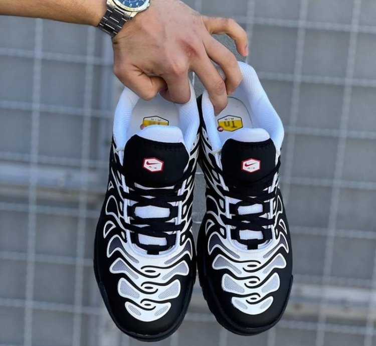 Nik E Air Max Plus Drift Running Shoes