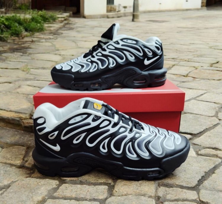 Nik E Air Max Plus Drift Running Shoes