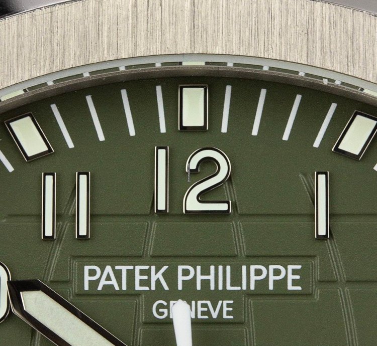 Patek Philippe Aquanaut Jumbo 18kt White Gold Automatic 5168g-010