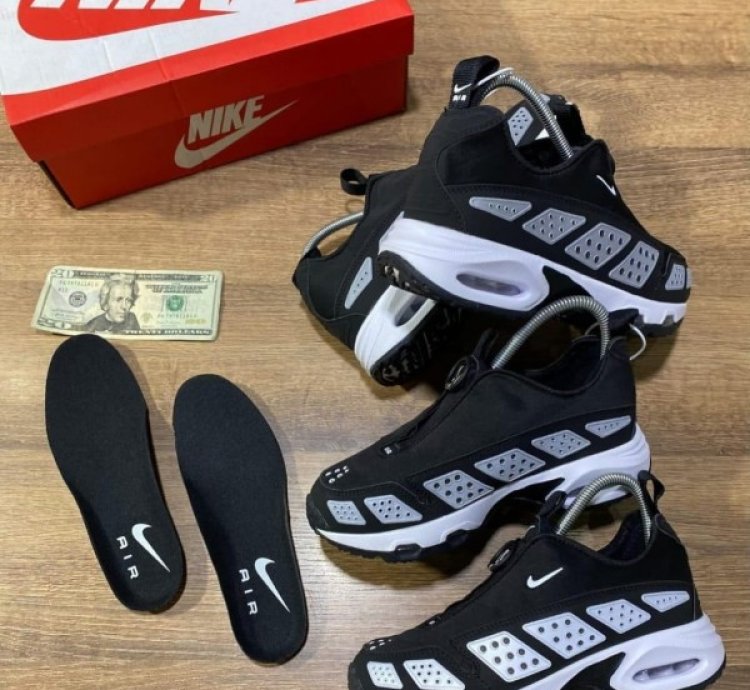Nik E Air Max Sndr Black White Running Shoes