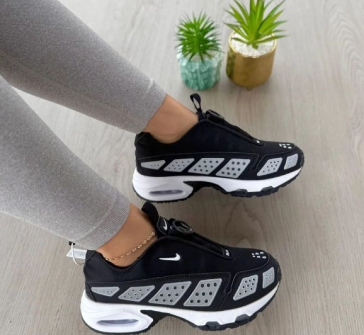 Nik E Air Max Sndr Black White Running Shoes