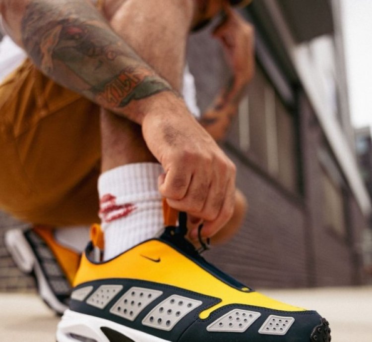 Nik E Air Max Sndr Canyon Gold Running Shoes