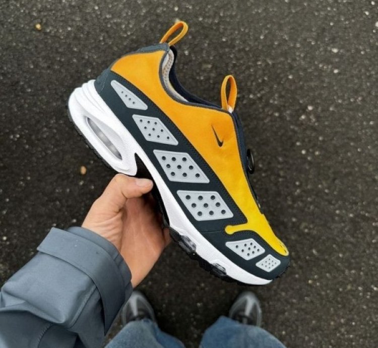 Nik E Air Max Sndr Canyon Gold Running Shoes