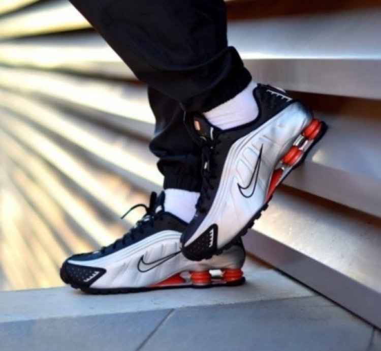 Nik E Air Shox R4 Metallic Black Silver Sneakers